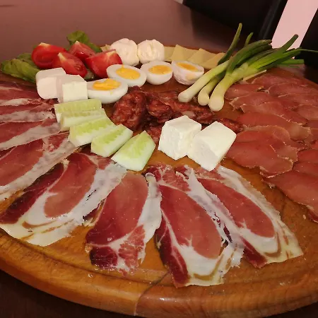 Salas Farma 47-miris Dunja krevet i doručak 4*