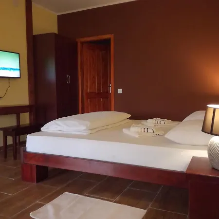 Salas Farma 47-miris Dunja krevet i doručak