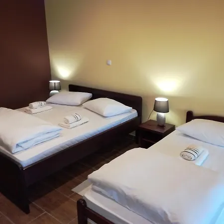 Salas Farma 47-miris Dunja krevet i doručak 4*